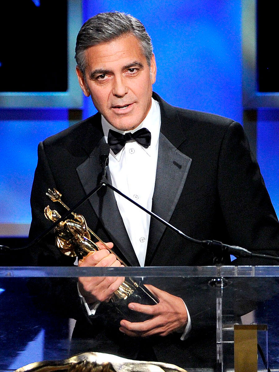 George Clooney con in mano un premio