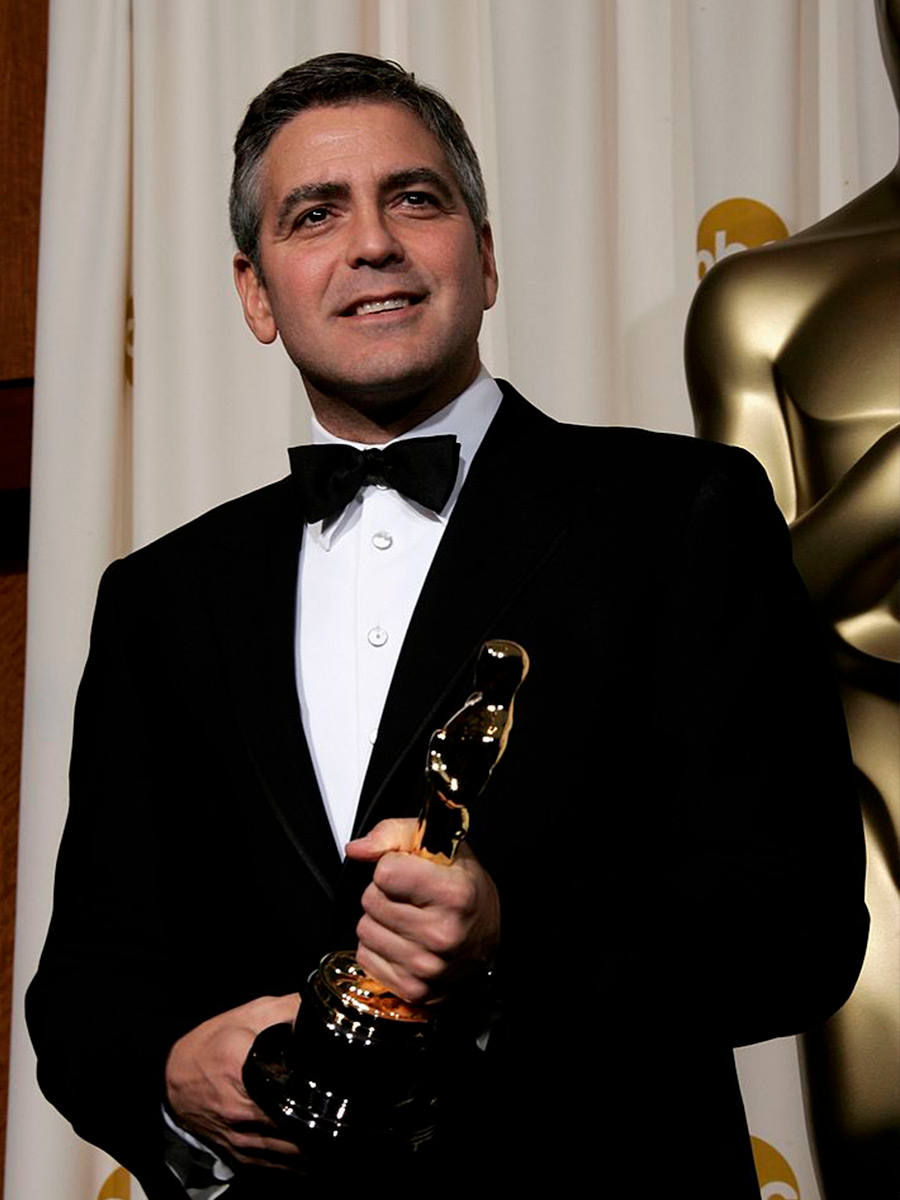 George Clooney tiene in mano un Oscar