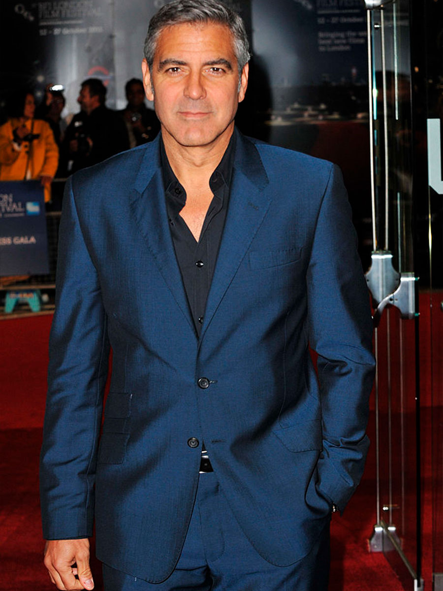 George Clooney con una giacca blu