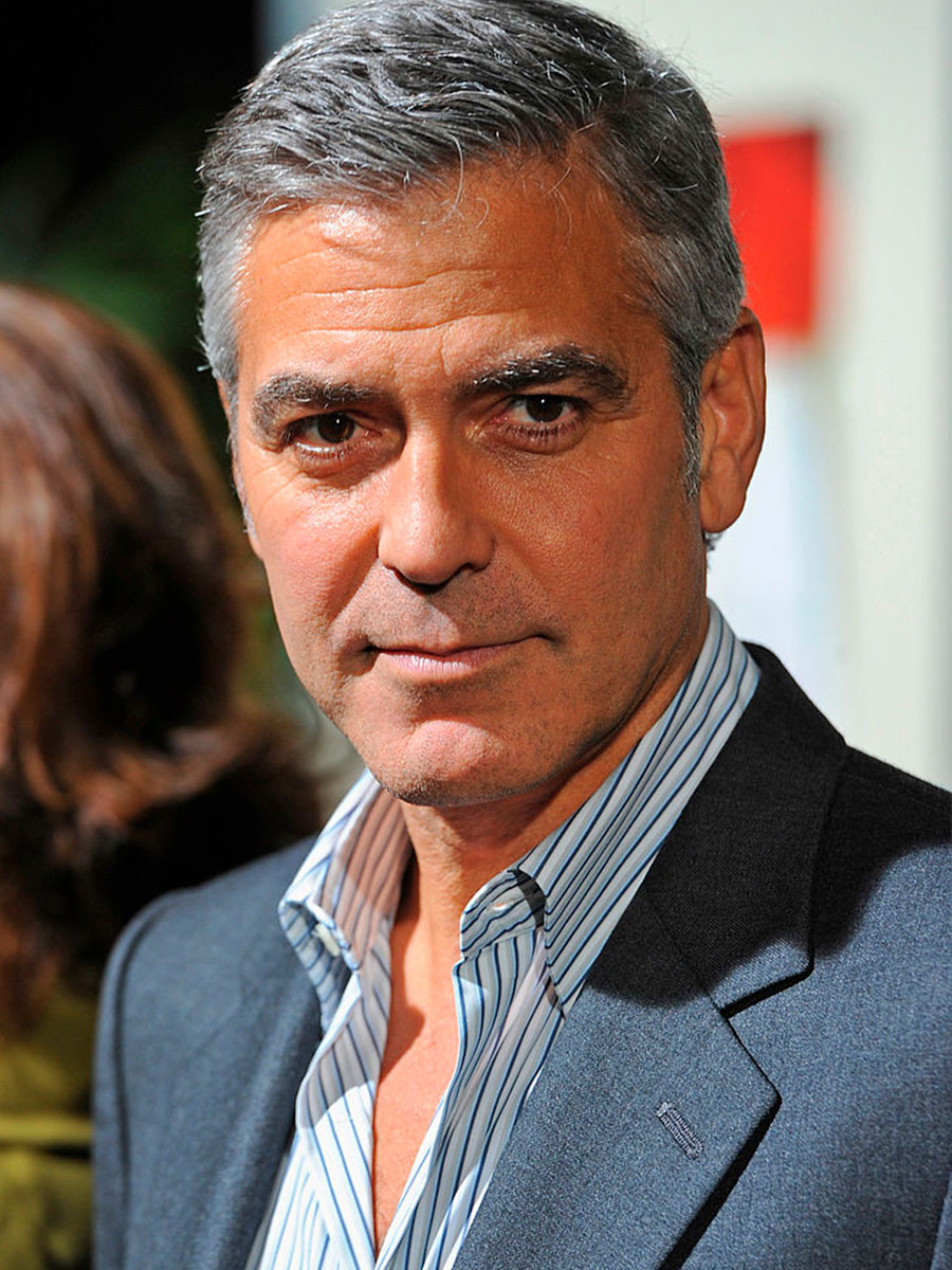 Primo piano di George Clooney con una camicia a righe