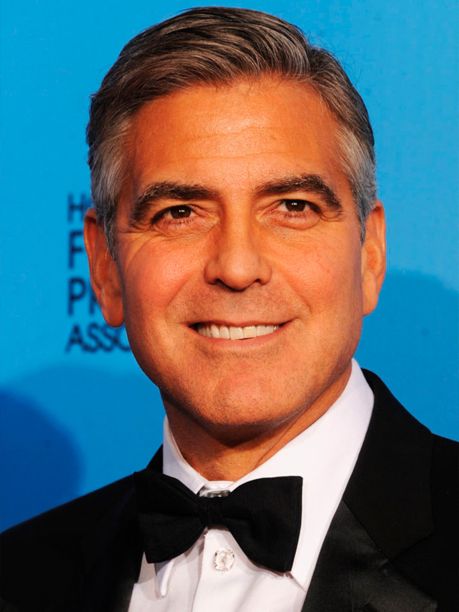 Primo piano di George Clooney con il papillon