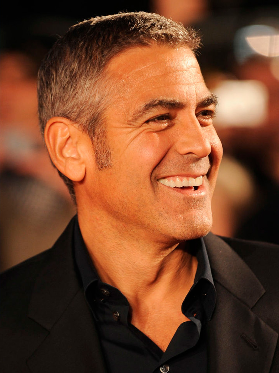 George Clooney sorridente in abito scuro