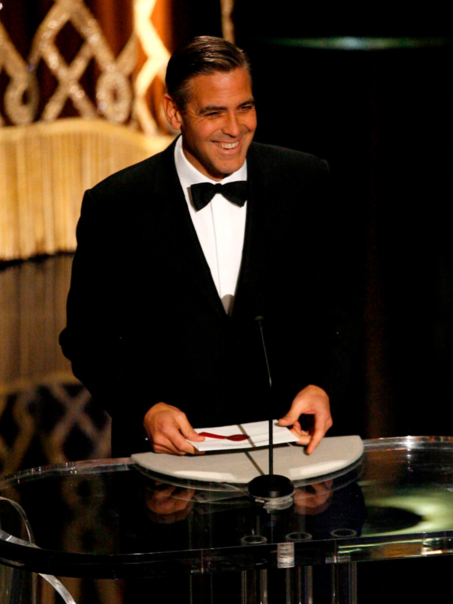George Clooney in smoking su un palcoscenico