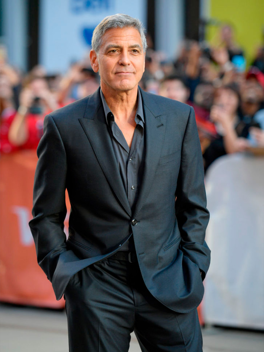 George Clooney in abito elegante scuro