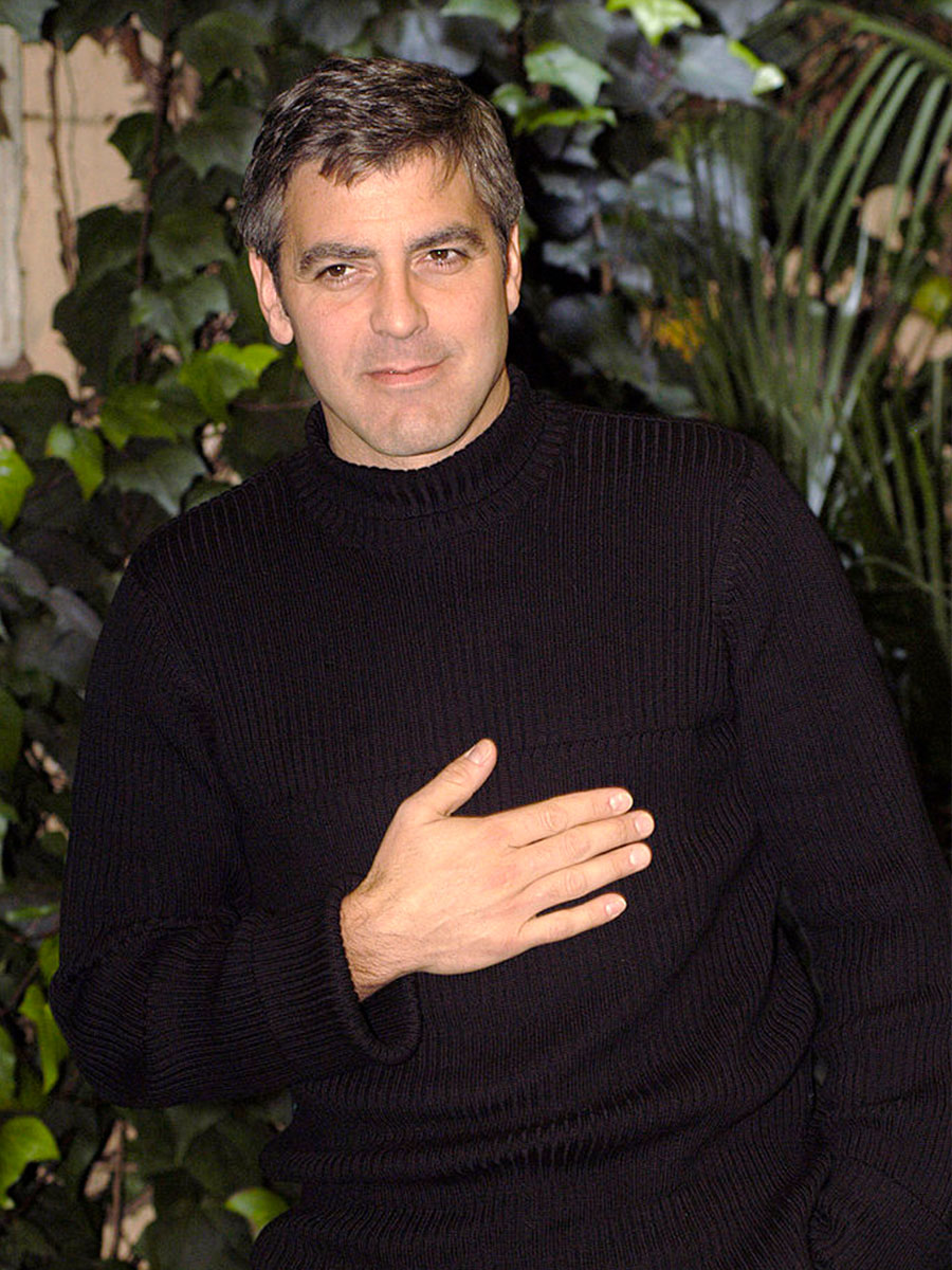 George Clooney con un maglione di lana nero