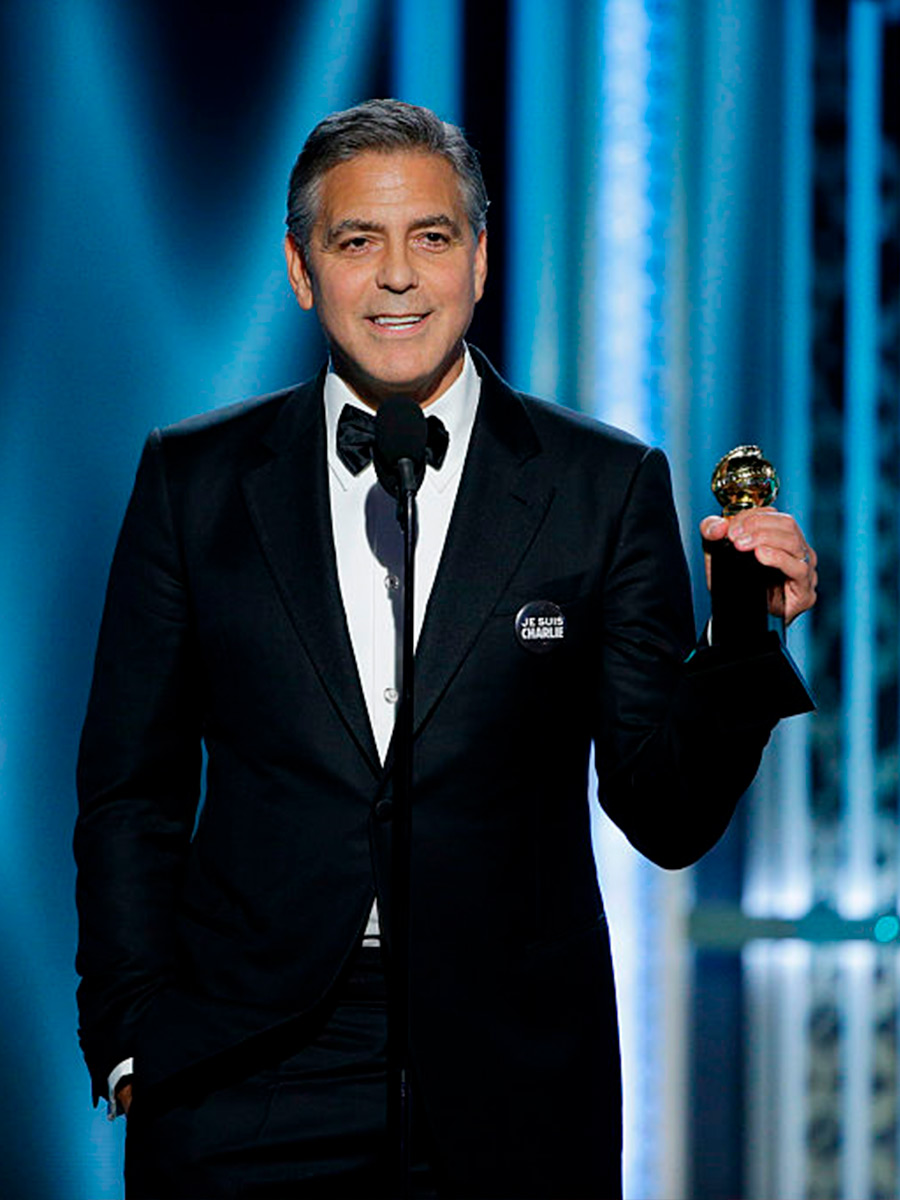 George Clooney tiene in mano un golden globe