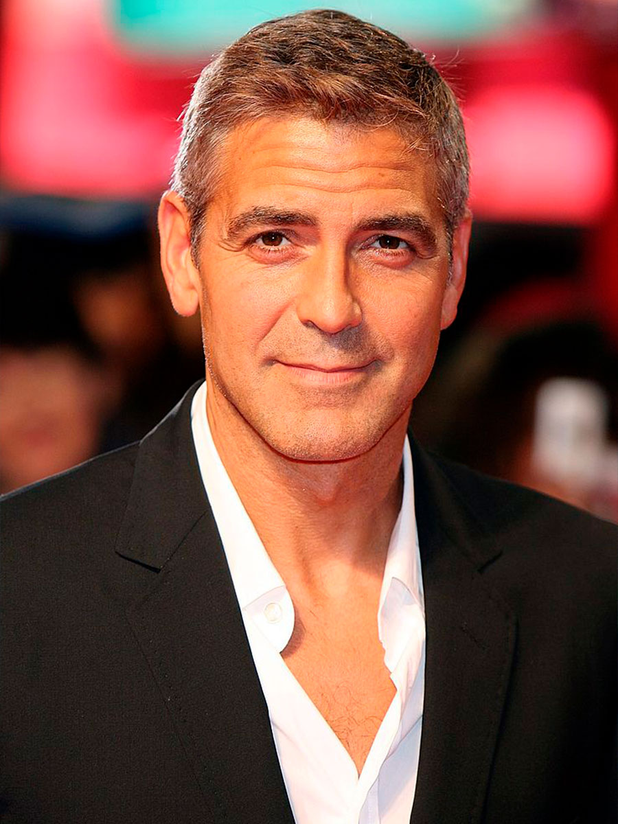 George Clooney con camicia bianca sbottonata