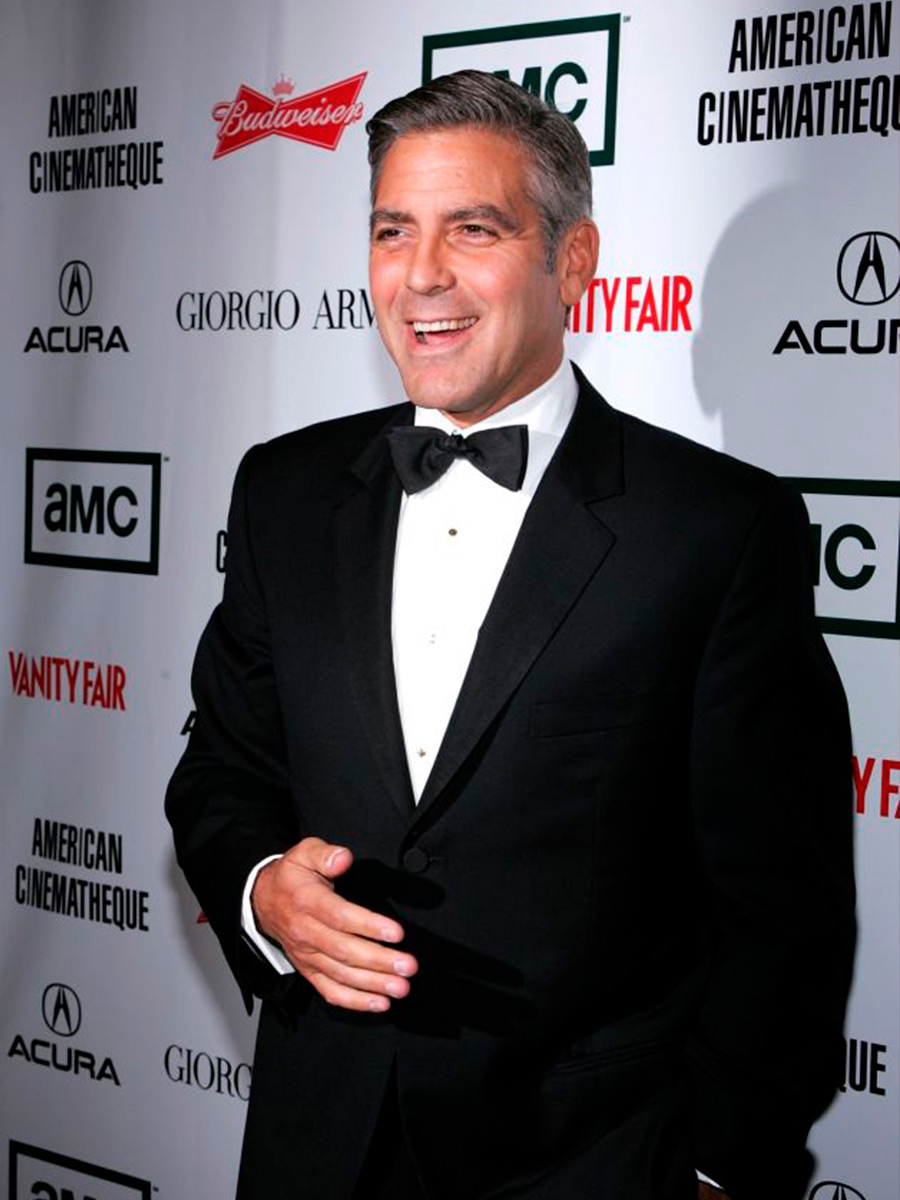 George Clooney in smoking nero