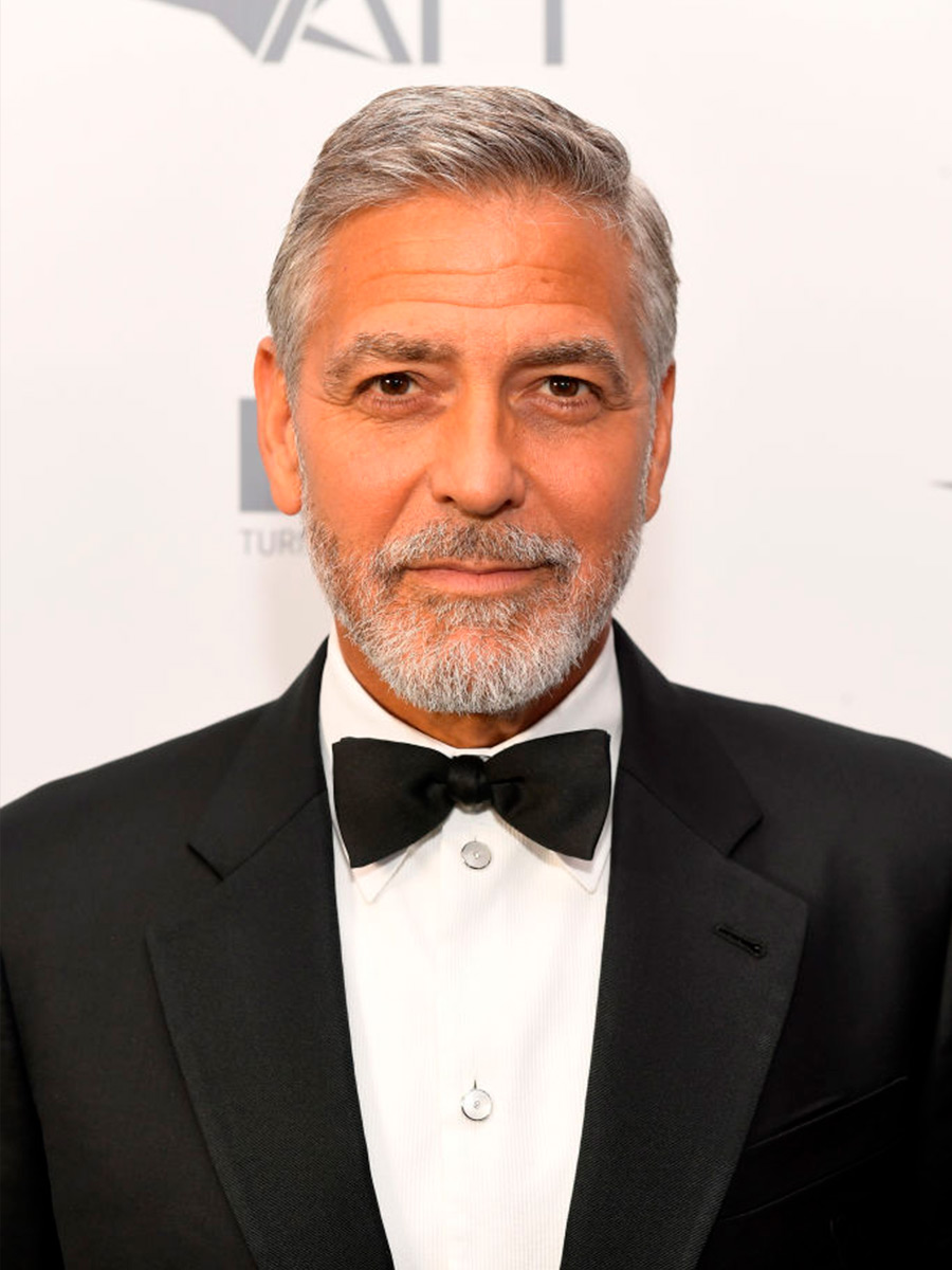 George Clooney indossa uno smoking con un papillon