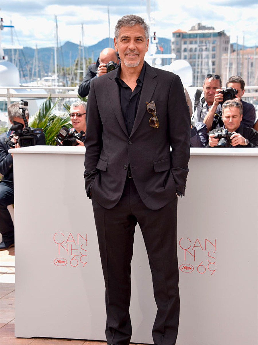 George Clooney in abito scuro con occhiali da sole nel taschino