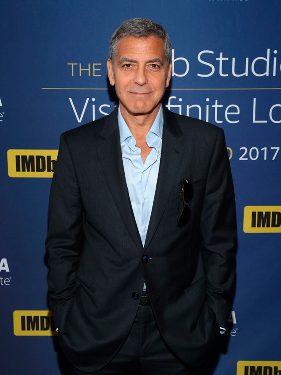 George Clooney con camicia azzurra e giacca scura