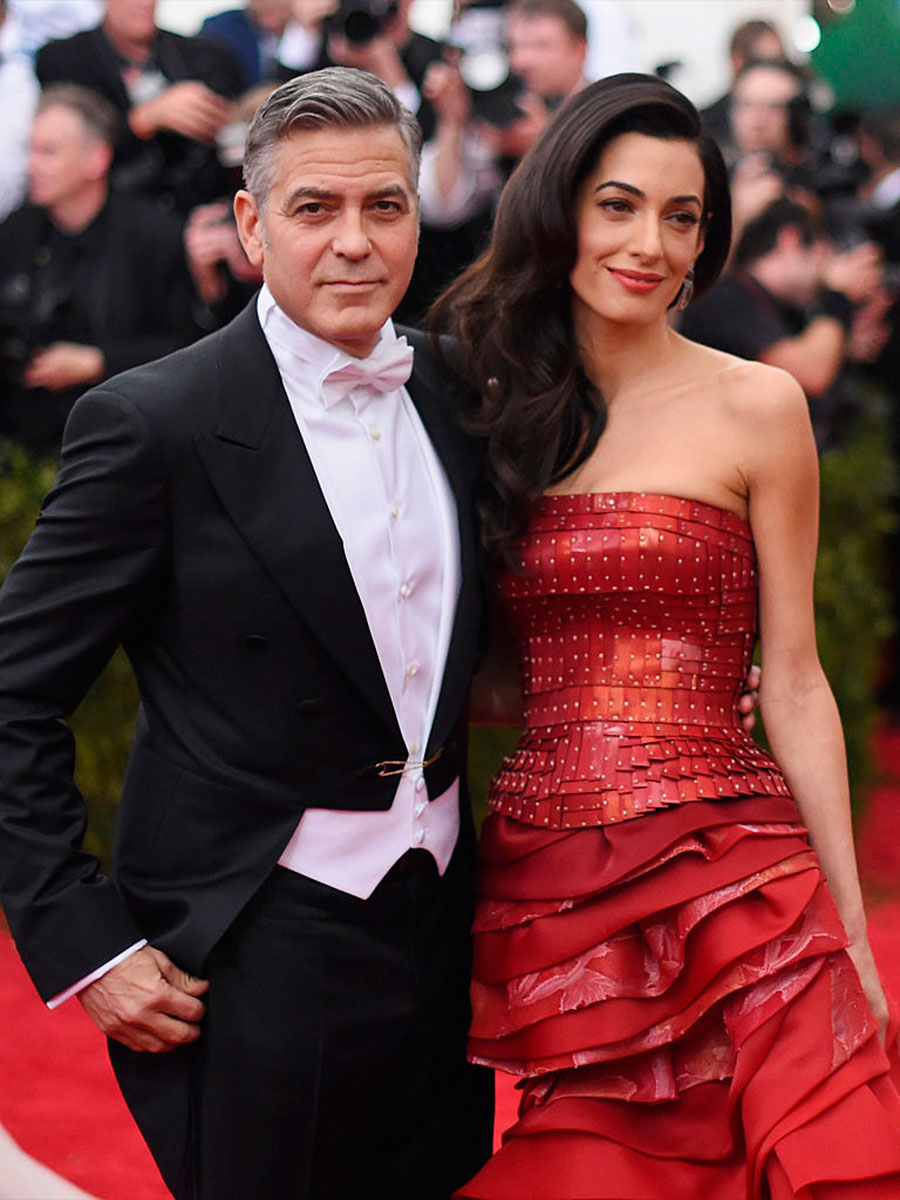 George Clooney in smoking abbraccia sua moglie