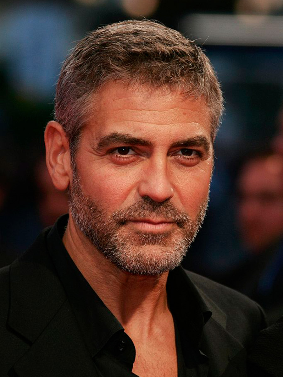 George Clooney con camigia nera sbottonata