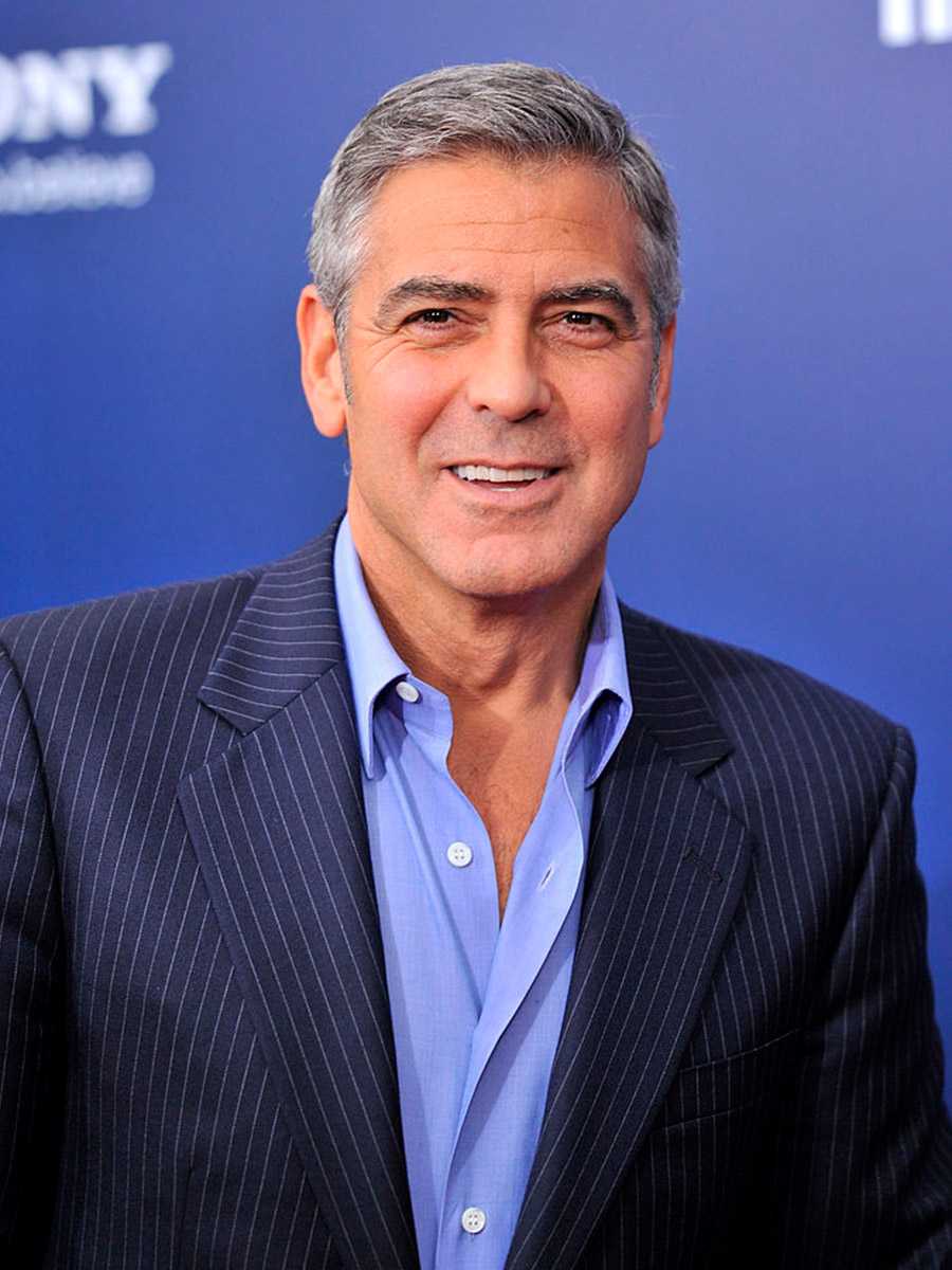 George Clooney con giacca a righe e camicia indaco