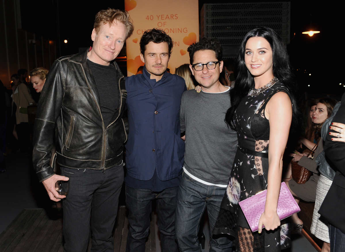 Katy Perry e Orlando Bloom insieme all'attore Conan O'Brien e al regista JJ Abrams