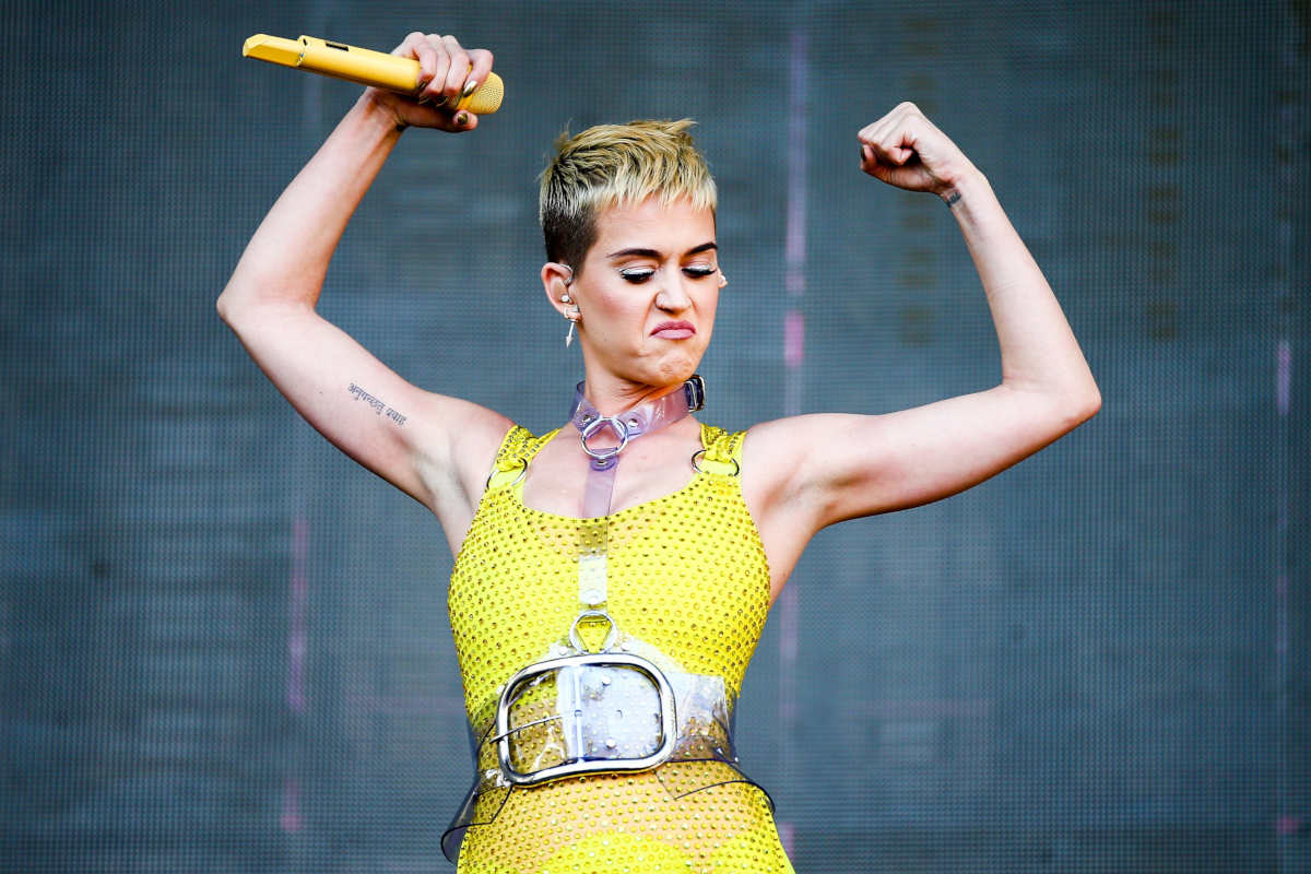 Katy Perry con un vestito giallo borchiato