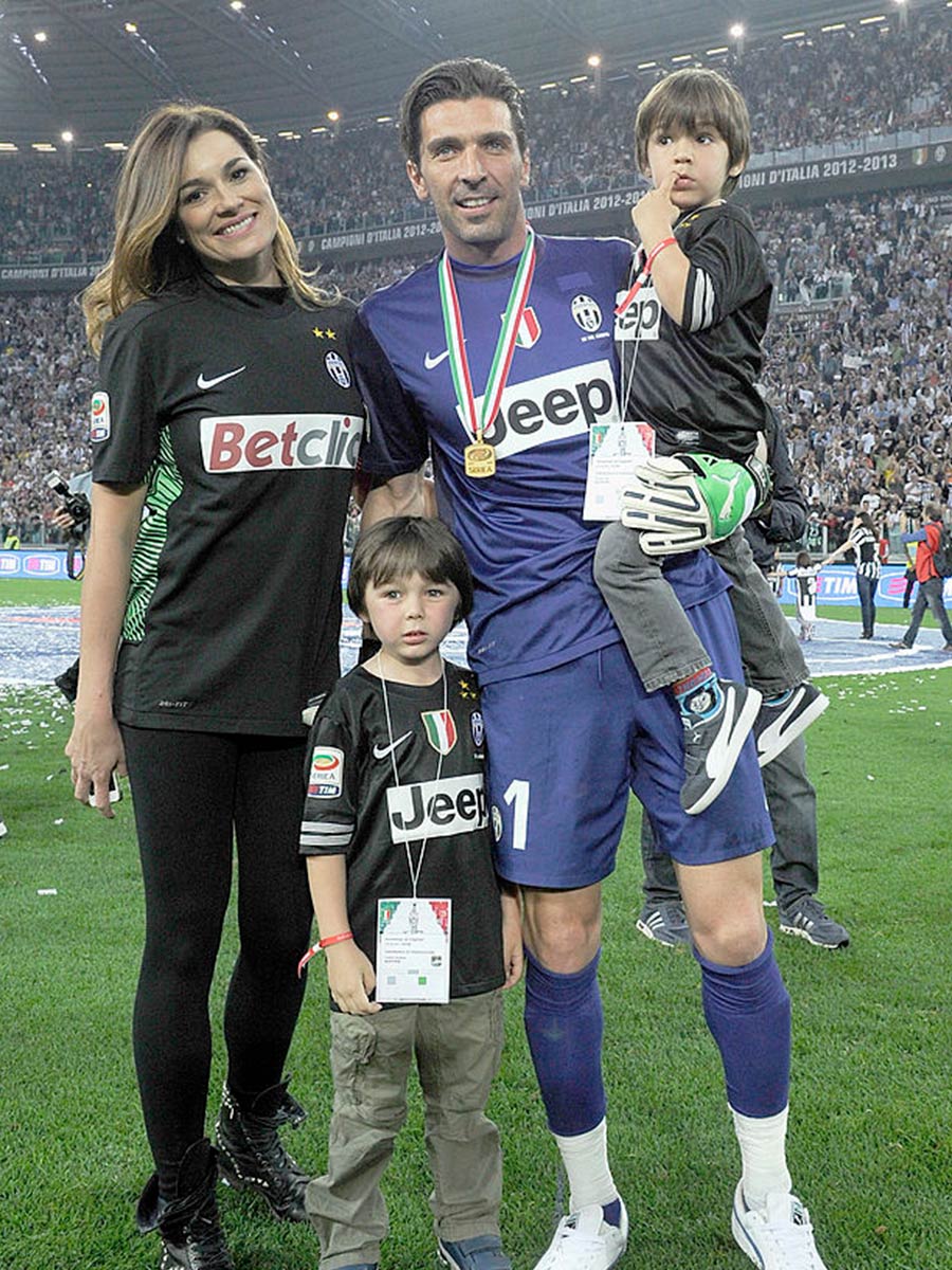 Alena Seredova con Buffon e i loro figli sul campo di calcio della Juventus Arena