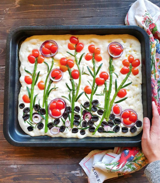 Focaccia con pomodorini, cipolle, olive nere e asparagi