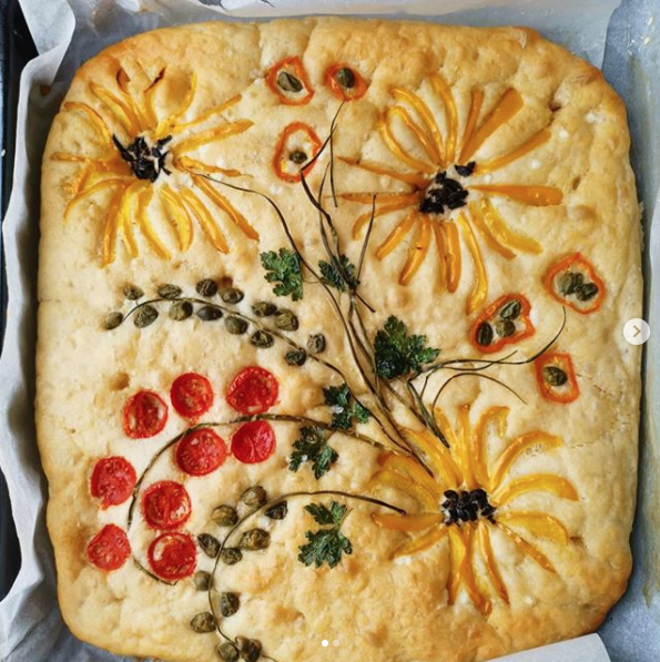 Focaccia con pomodori, capperi e peperoni