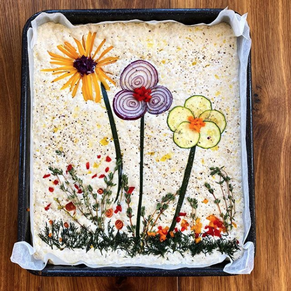 Focaccia con verdure a forma di fiori