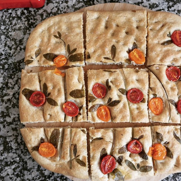 Focaccia con verdure e pomodorini