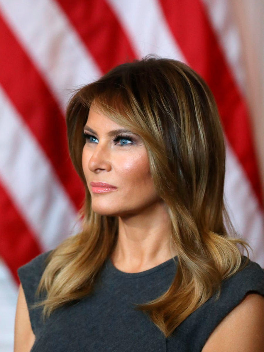 Melania Trump con alle spalle la bandiera degli USA