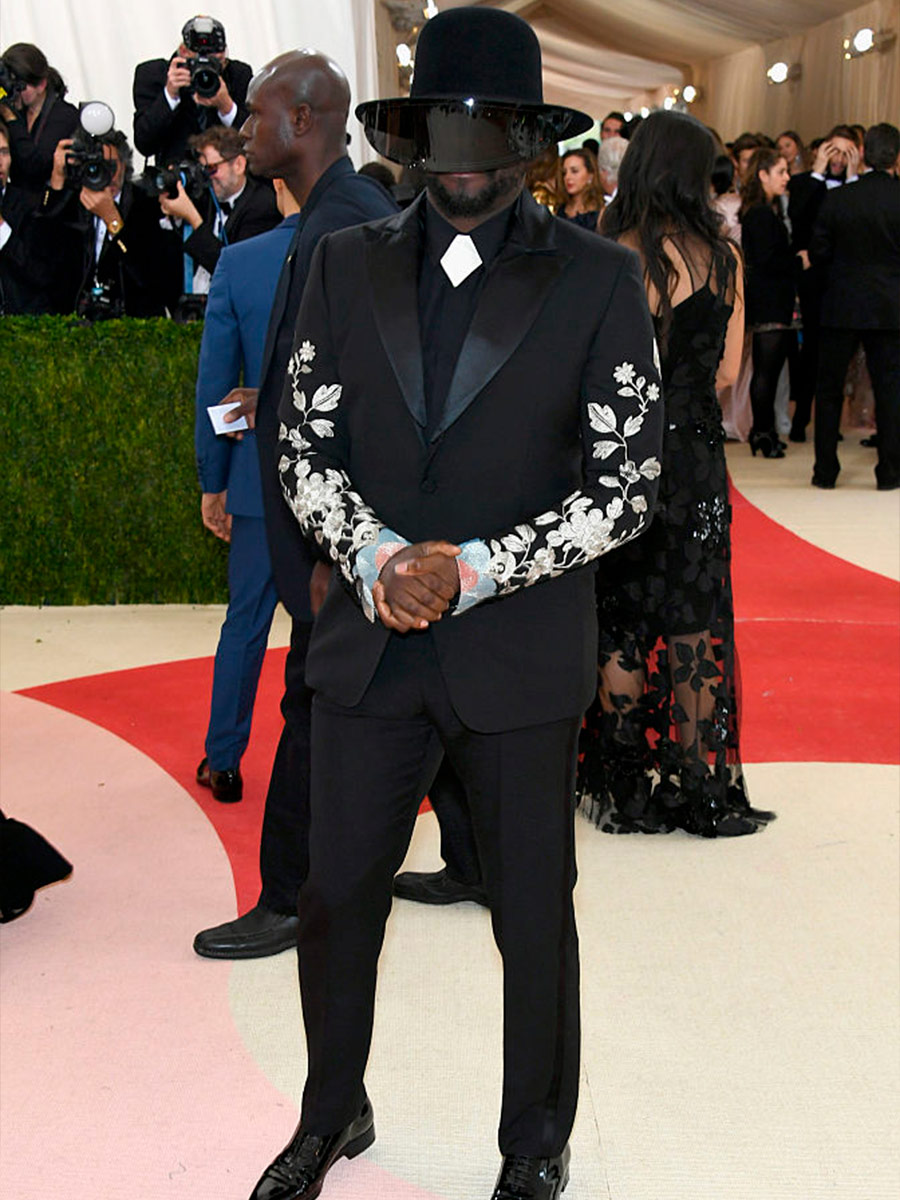 Will.i.am con un cappello con visiera nera