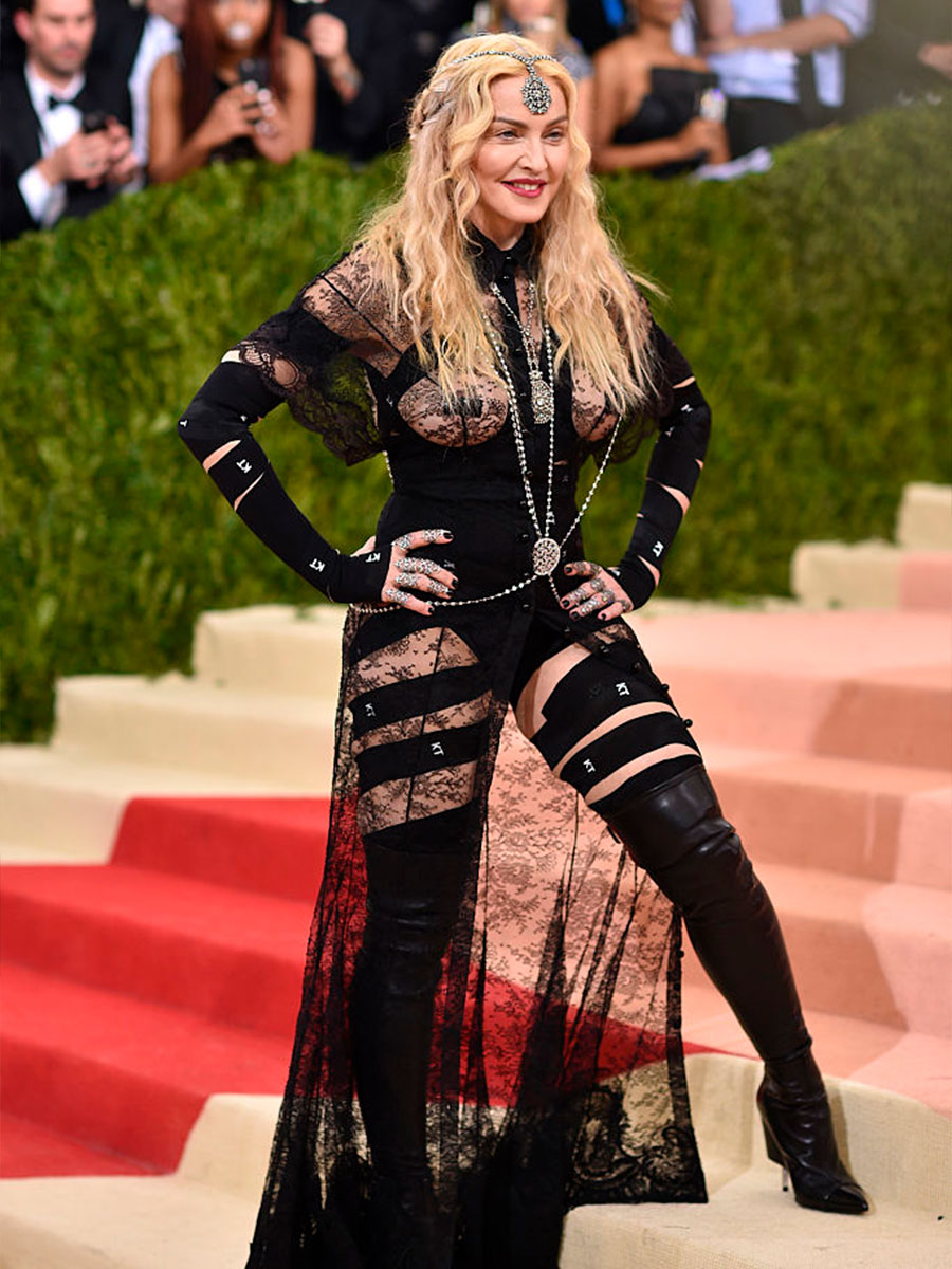 Madonna con un pendente in testa