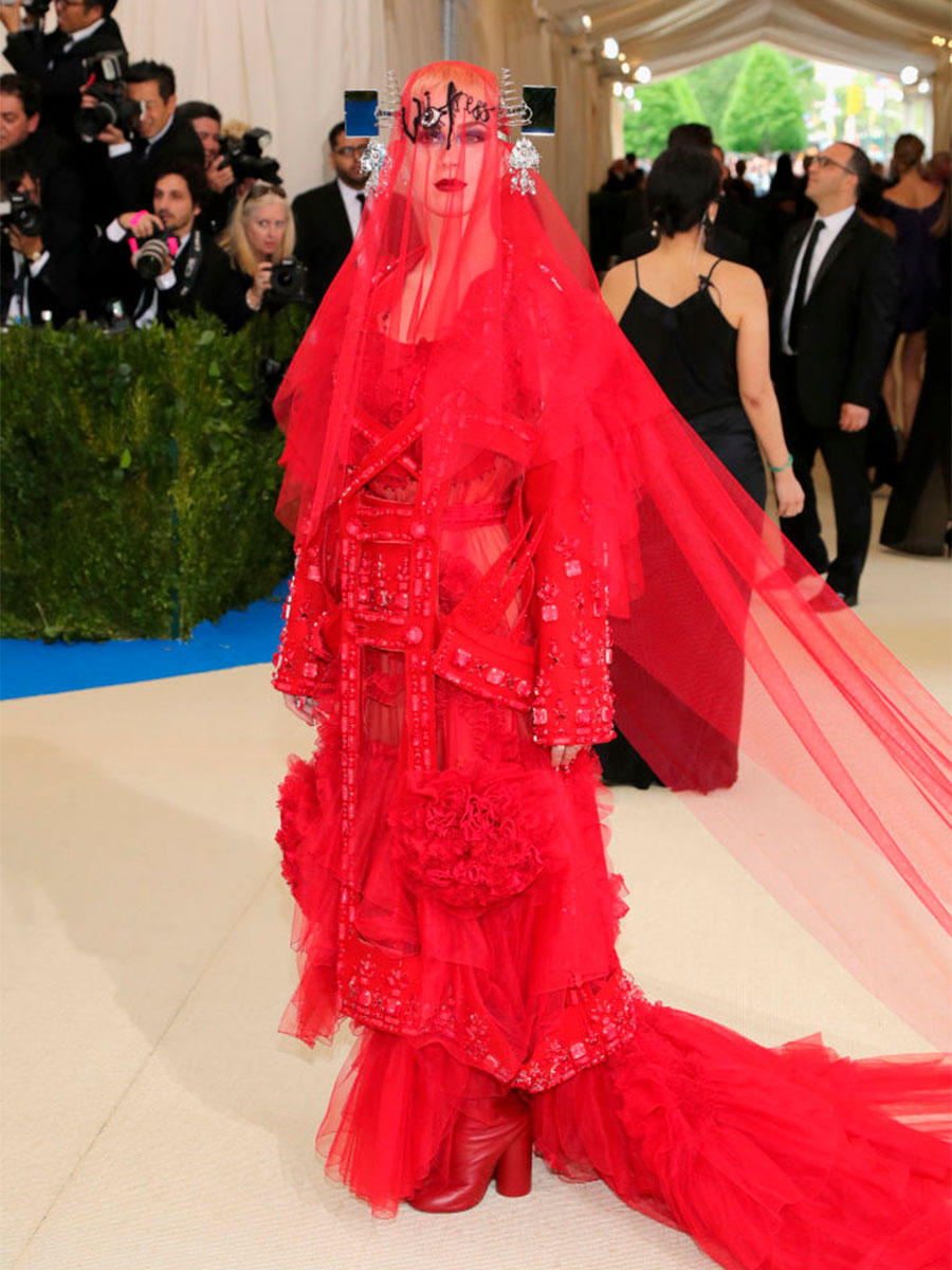 Katy Perry ricoperta da un abito con velo rosso
