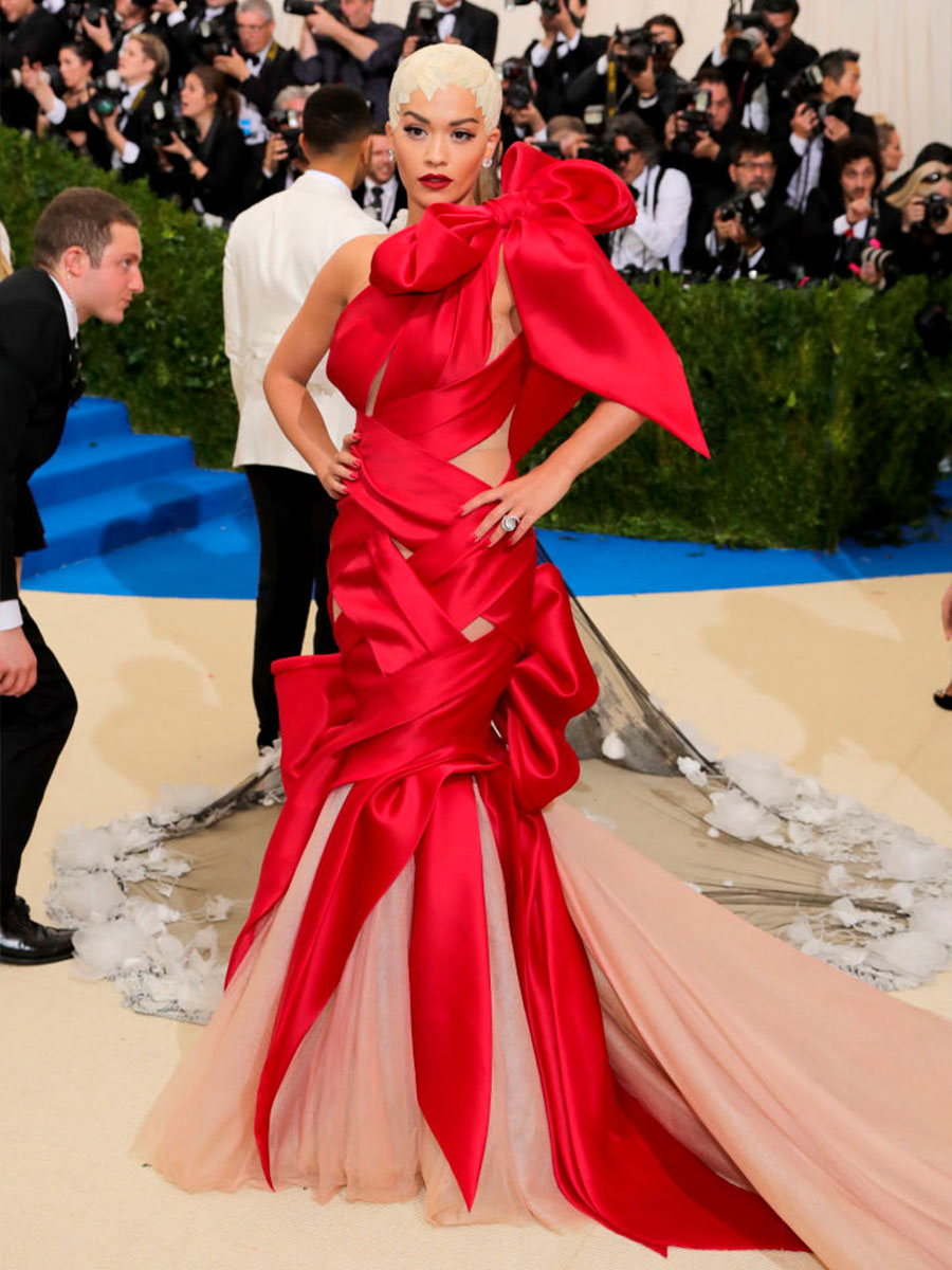 Rita Ora con un abito con un grande fiocco rosso