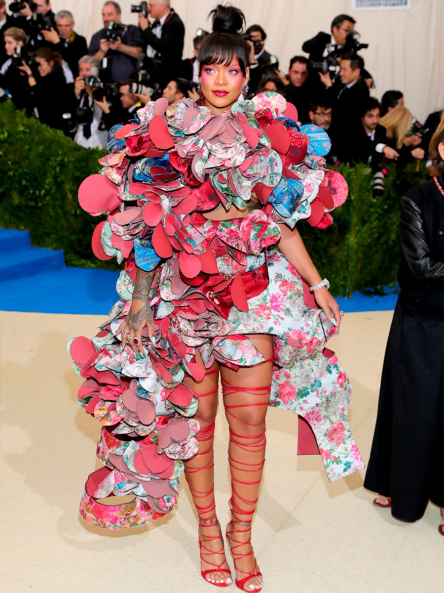 Rihanna indossa un abito di fiori rossi