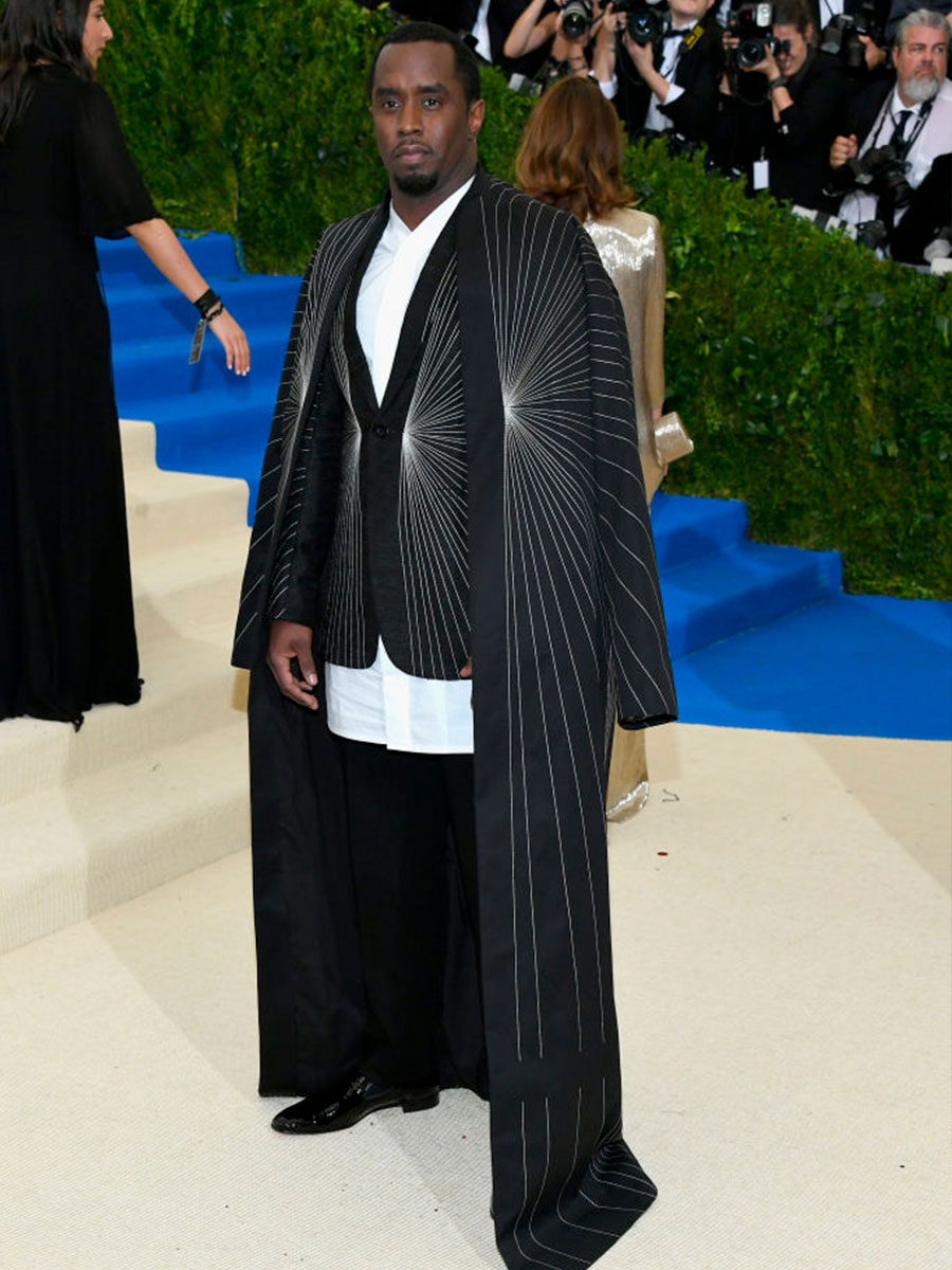 Sean Combs on un completo nero con diagonali bianche