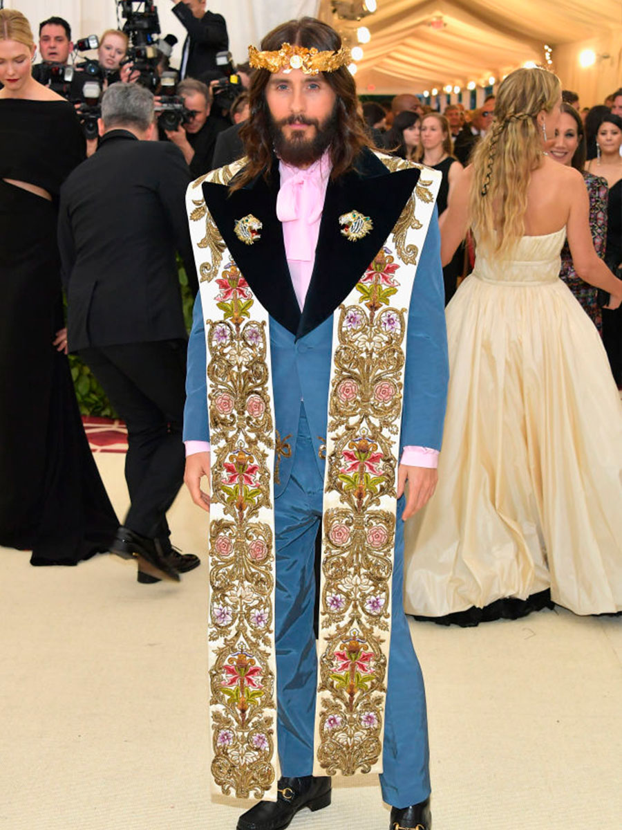 Jared Leto indossa sciarpa papale e corona