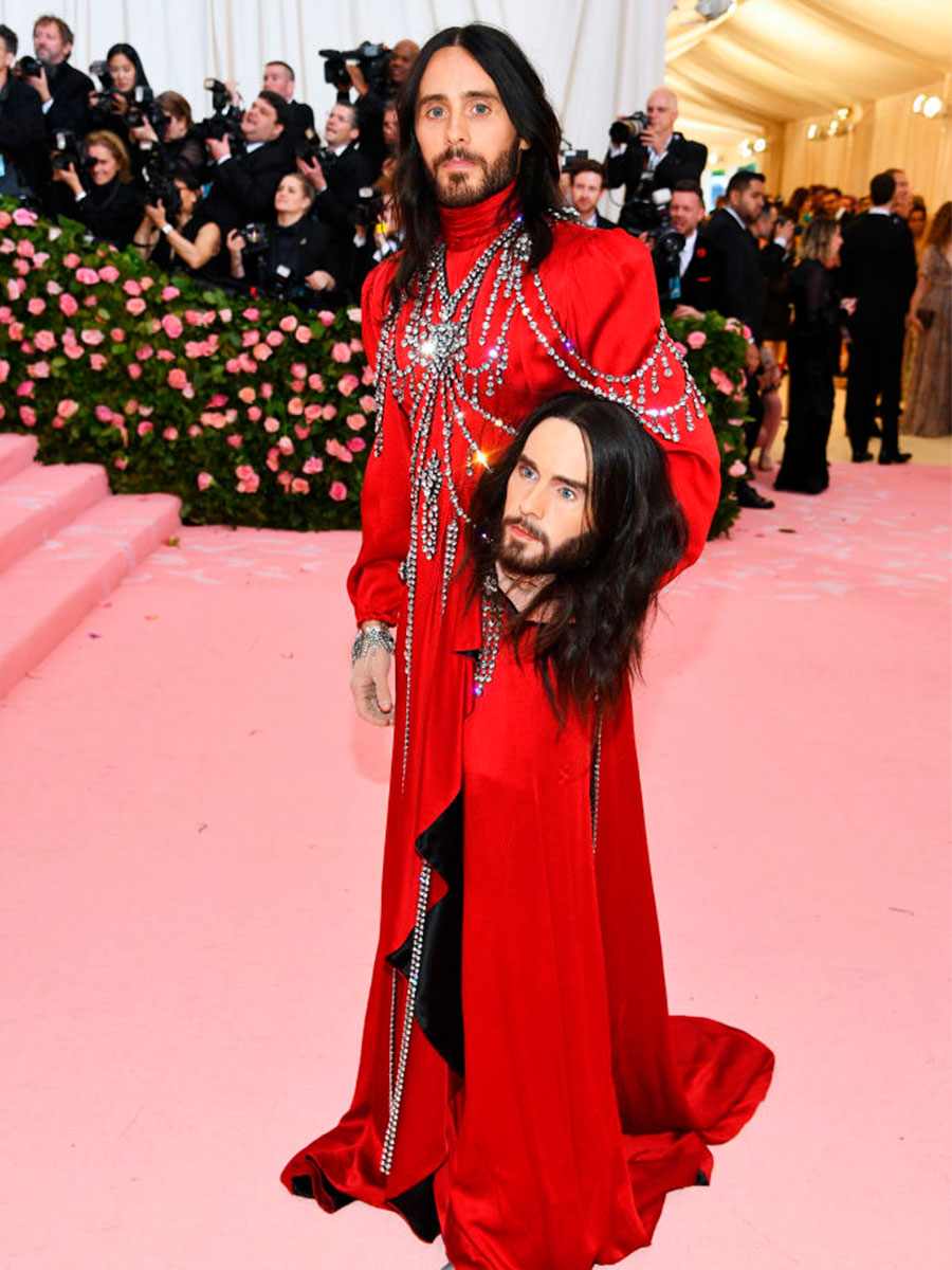 Jared Leto con testa di manichino in mano