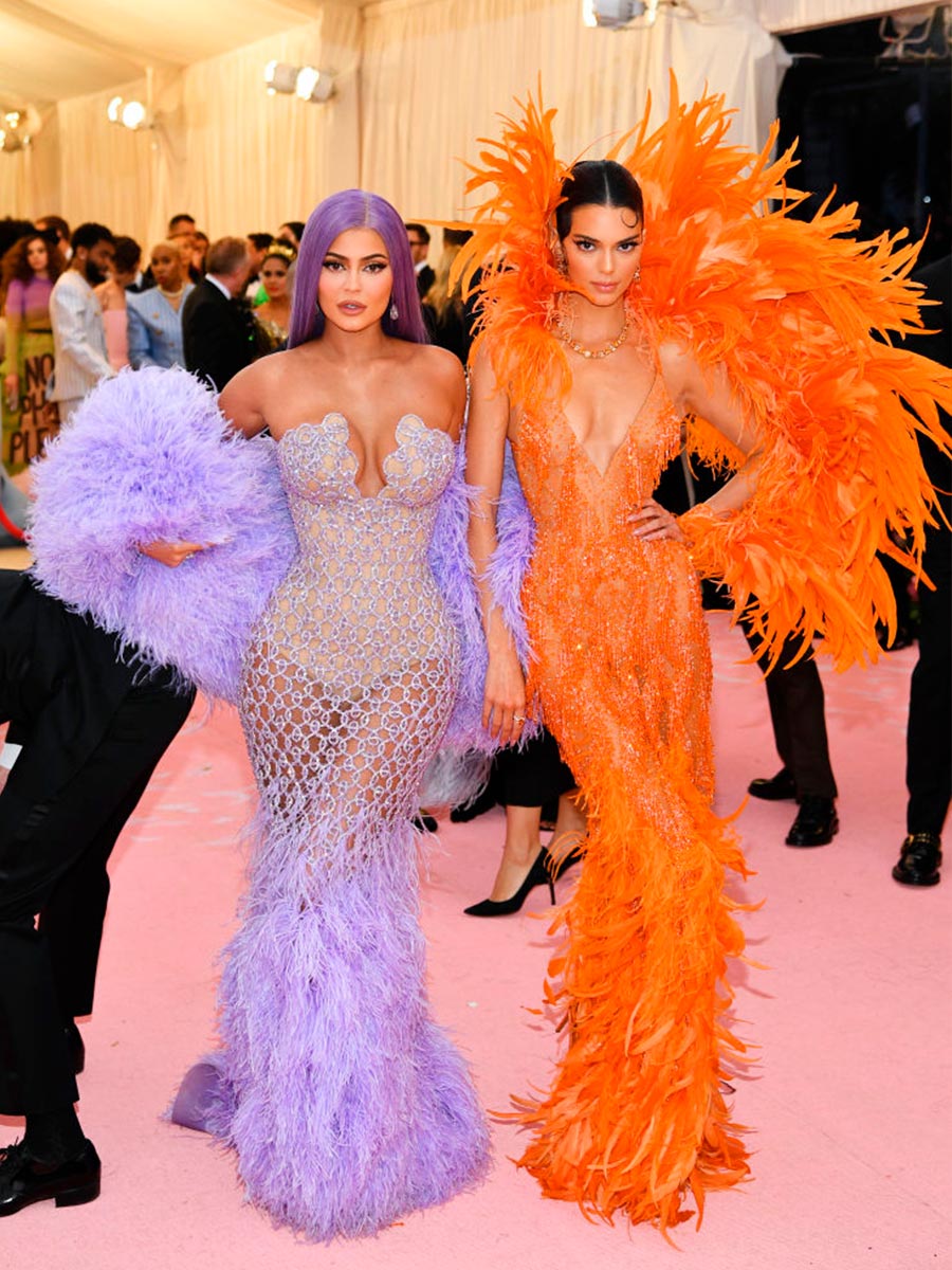 Kylie e Kendal Jenner con abiti con pelliccia viola e arancione