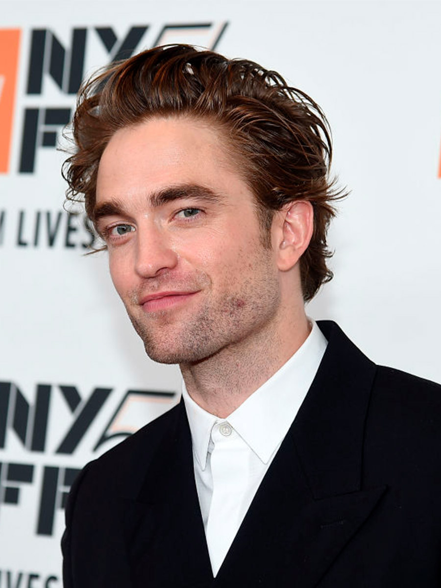 Robert Pattinson con camicia bianca e giacca nera