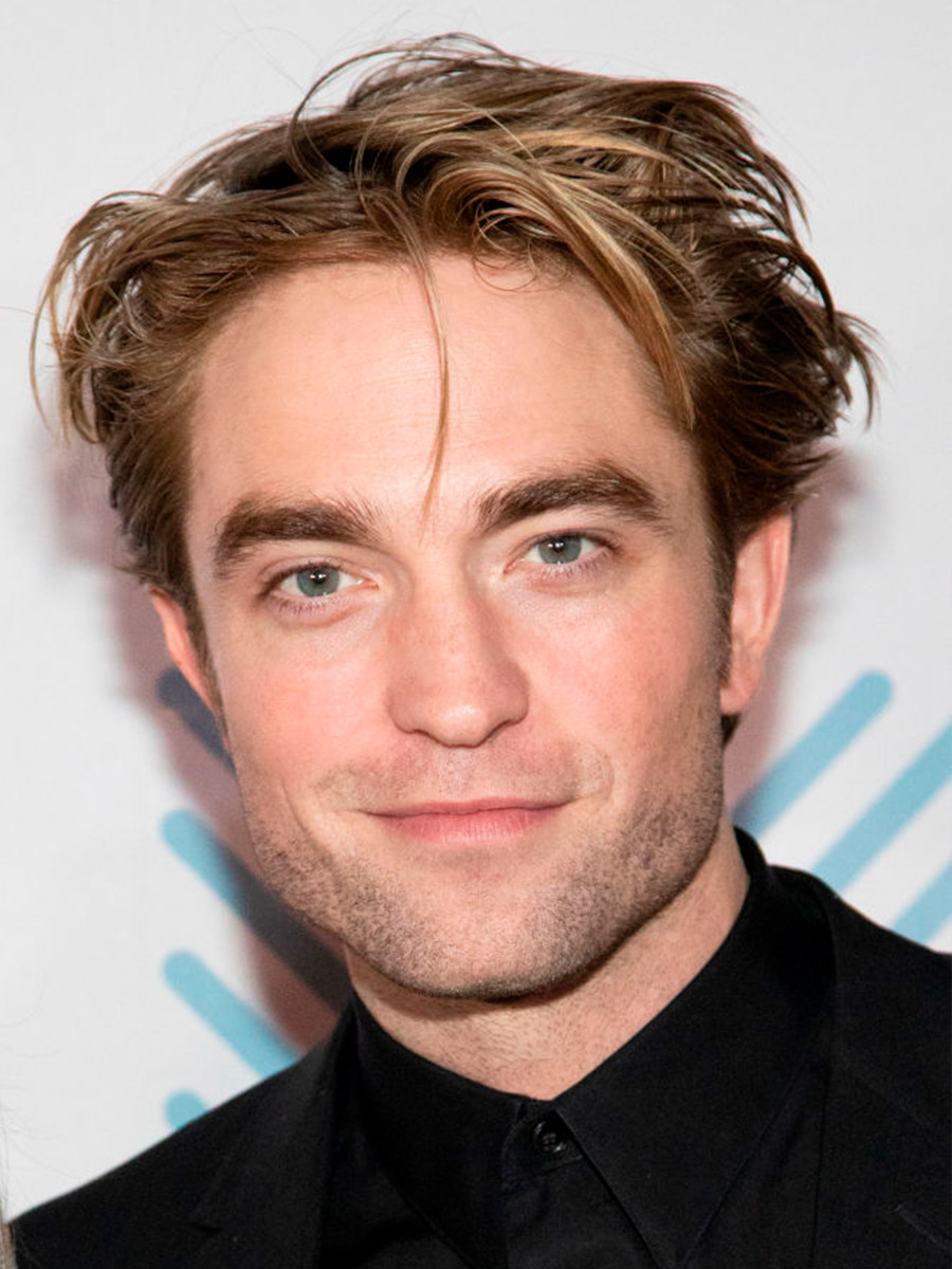 Primo piano di Robert Pattinson in abiti scuri