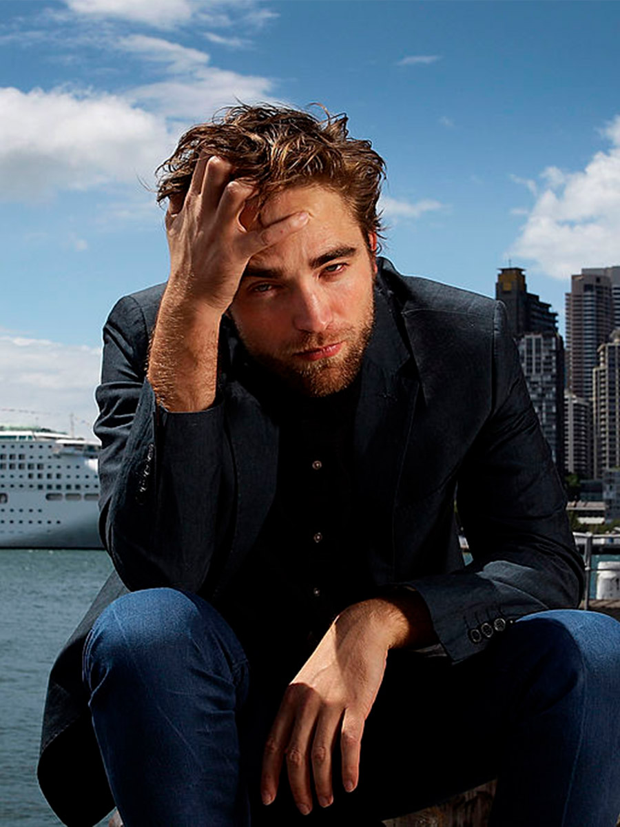 Robert Pattinson in posa con una mano nei capelli