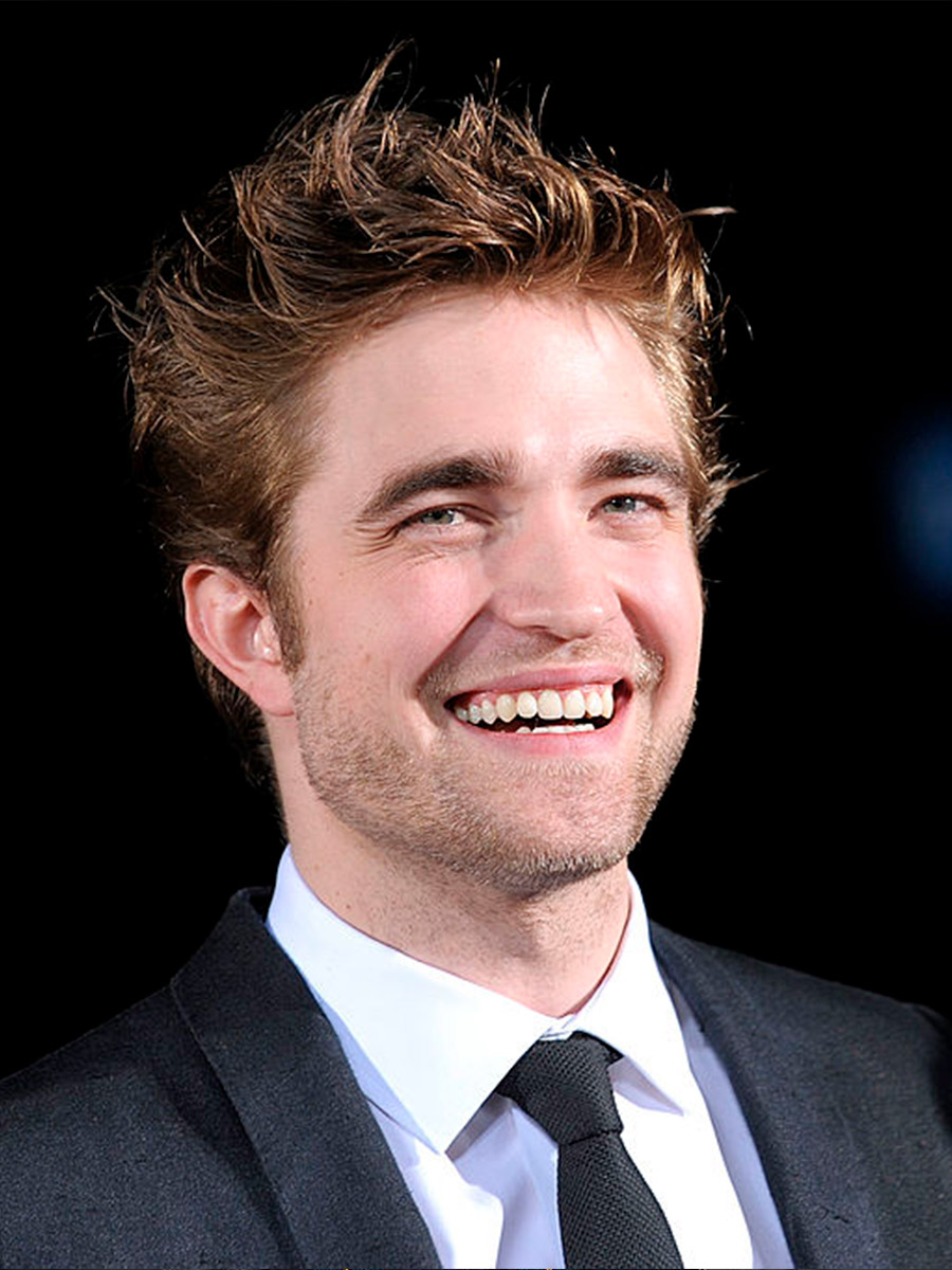 Robert Pattinson sorridente in giacca e cravatta