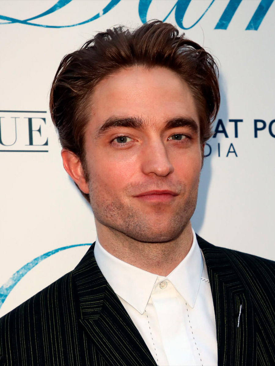 Robert Pattinson con una giacca a righe e una camicia bianca