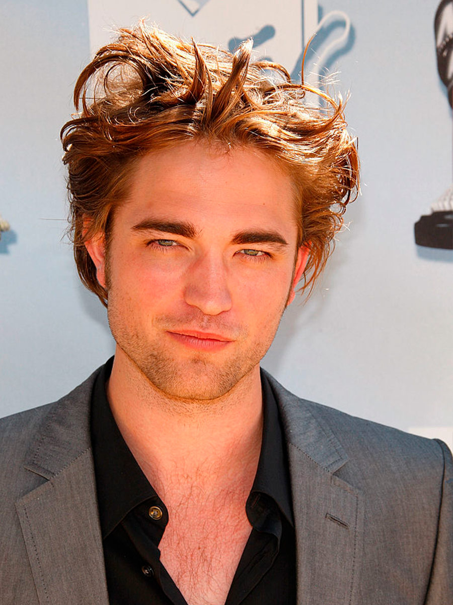 Robert Pattinson con giacca grigia e camicia nera