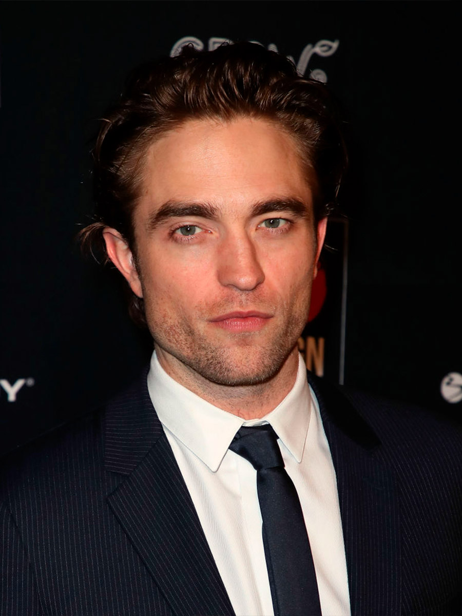 Robert Pattinson con una giacca righe e cravatta