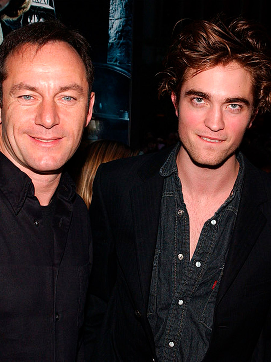 Robert Pattinson con una camicia di jeans accanto a Jason Isaacs