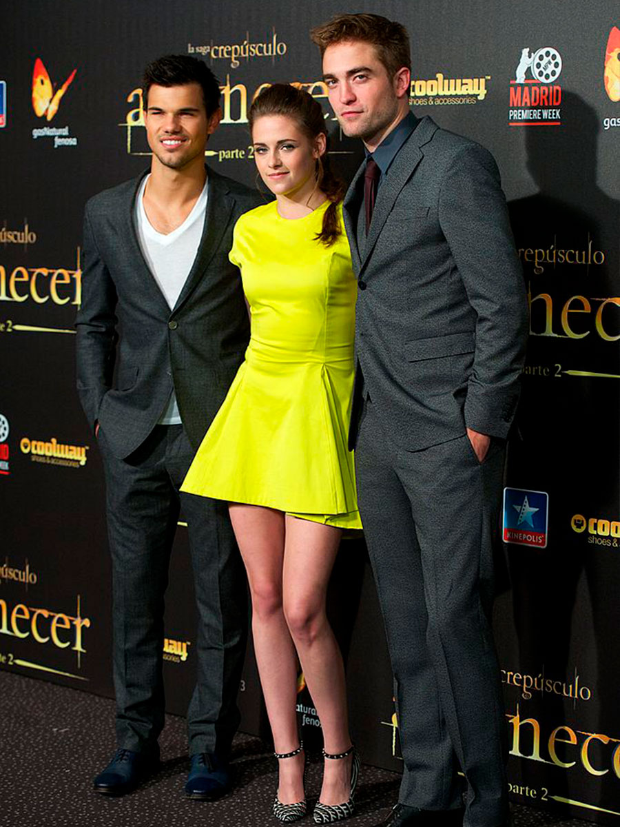 Robert Pattinson con Kristen Stewart e Taylor Lautner durante una première