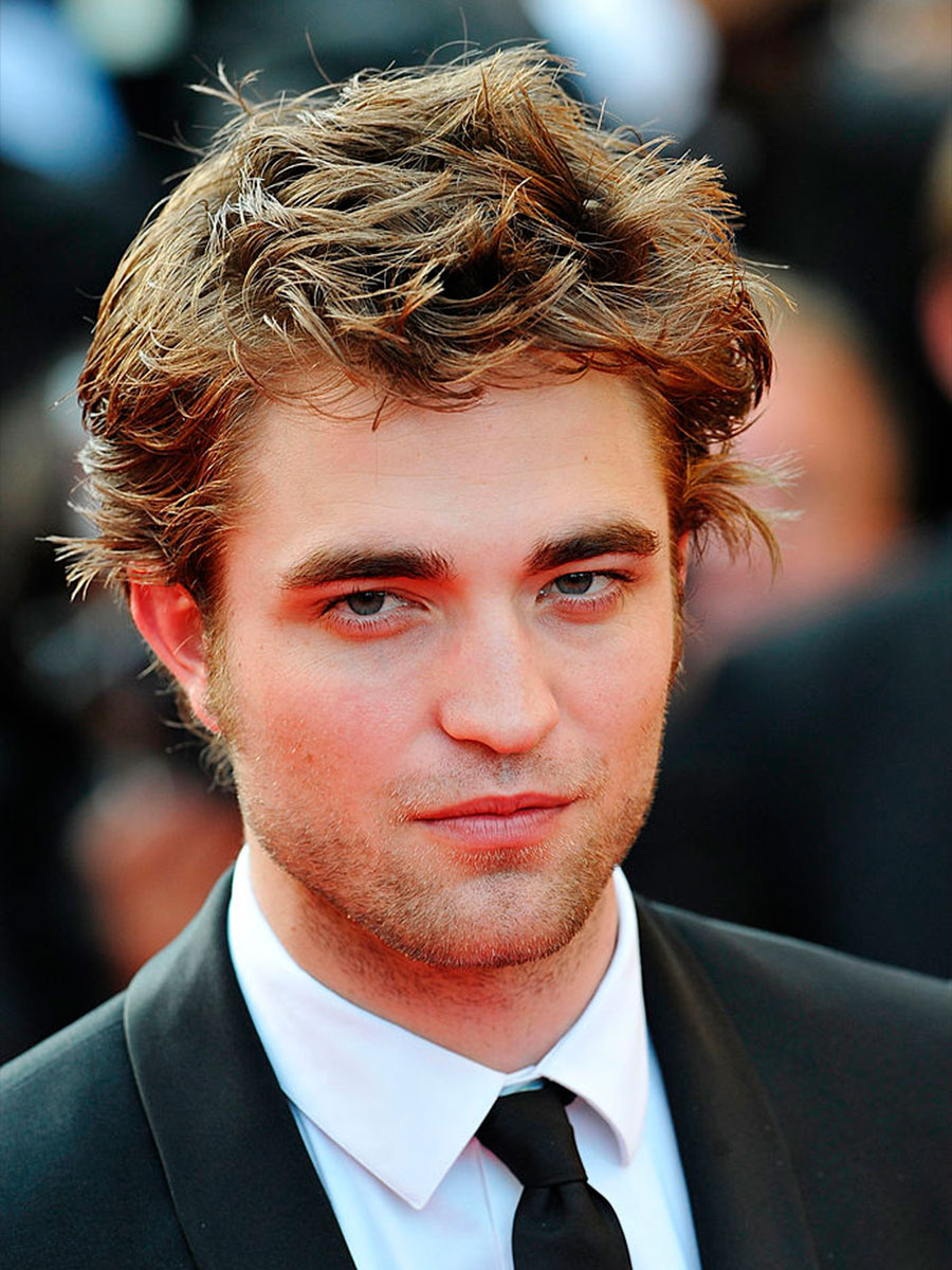 Primo piano di Robert Pattinson in giacca e cravatta