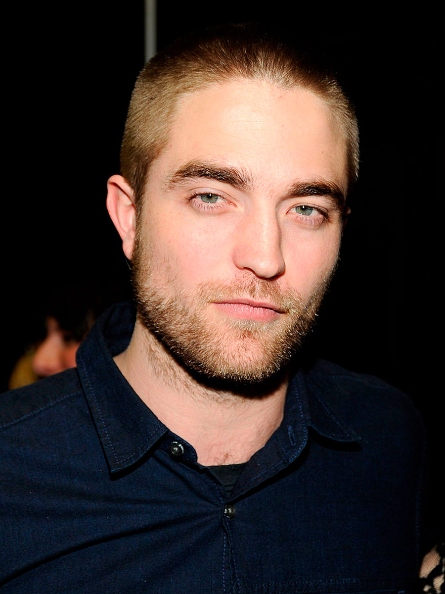 Robert Pattinson coi capelli corti e una camicia di jeans