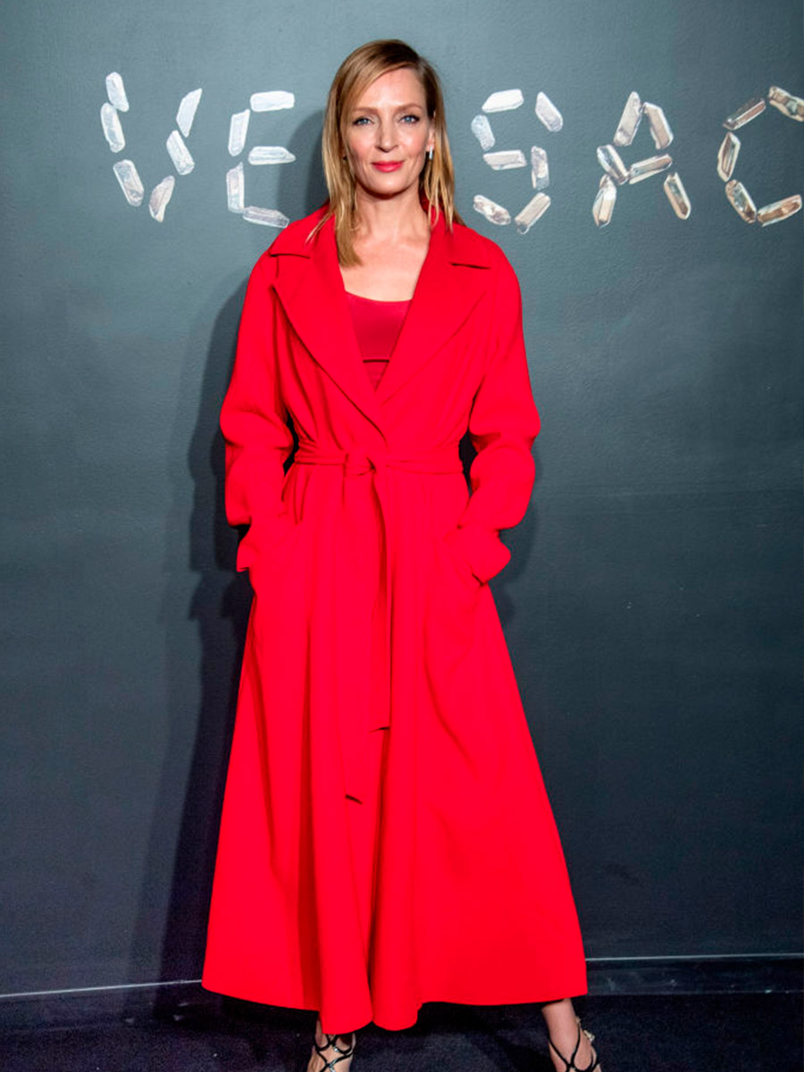 Uma Thurman con un impermeabile rosso