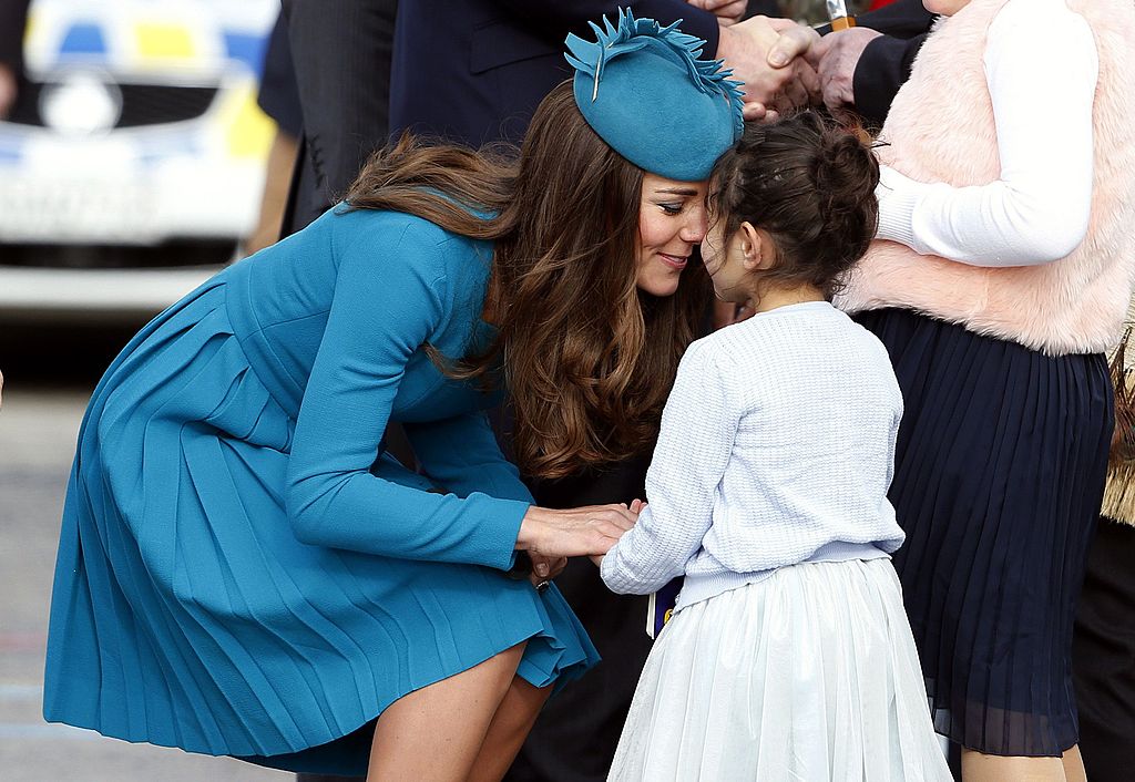 Kate Middleton con un vestito blu pavone