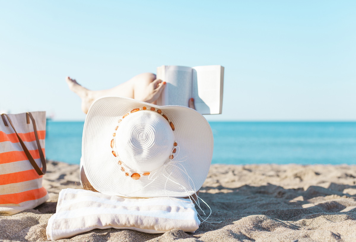 Donna che legge in spiaggia