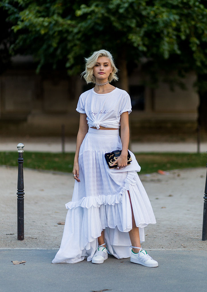 T-shirt bianca cropped e gonna gitana